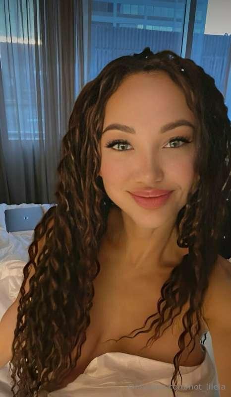 Hey, this hot girl @brittany_y make you the happiest😍💦 Come ..