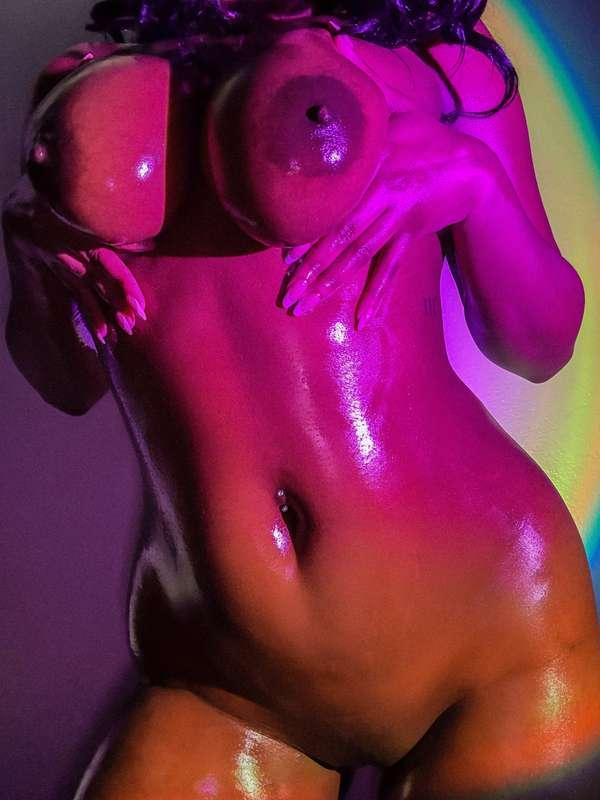 i could use a hand with this oil…💦