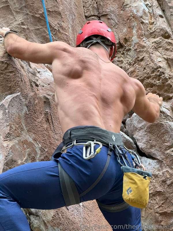 Baby hold on to me 🧗