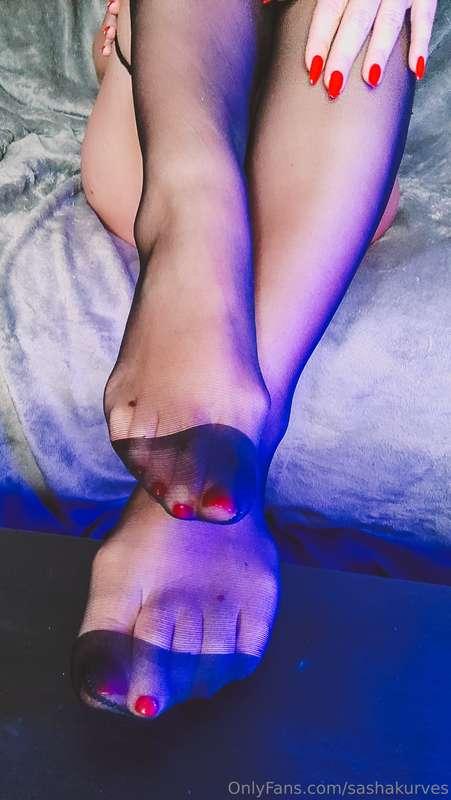 Time to worship these beautiful feet of mine loser!