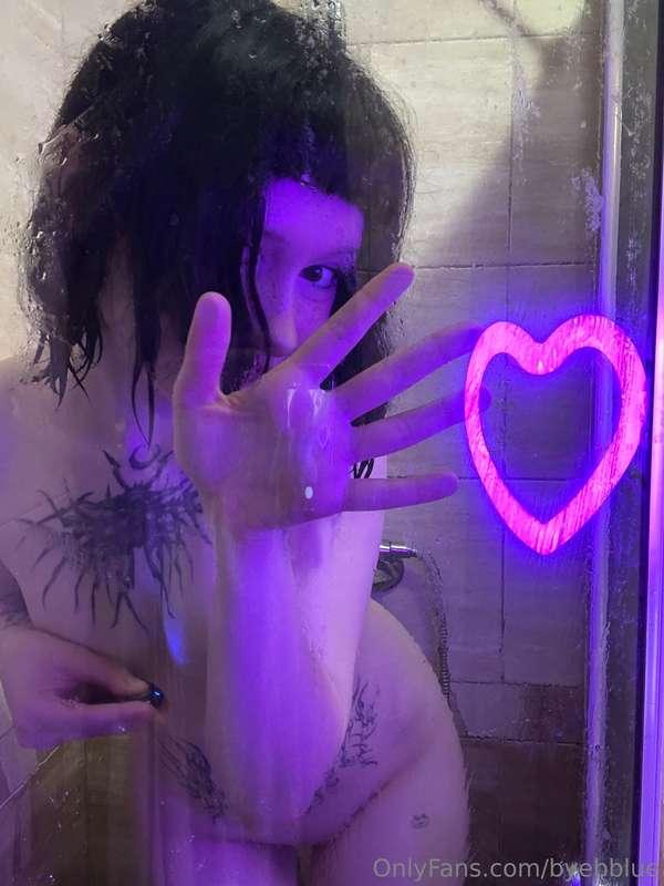 Taking a shower alone is so boring, don't you think? 😋💦