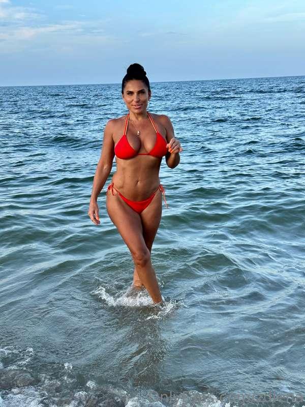 Tip me $10 if you love this MILF🥰
The type of woman you can’..