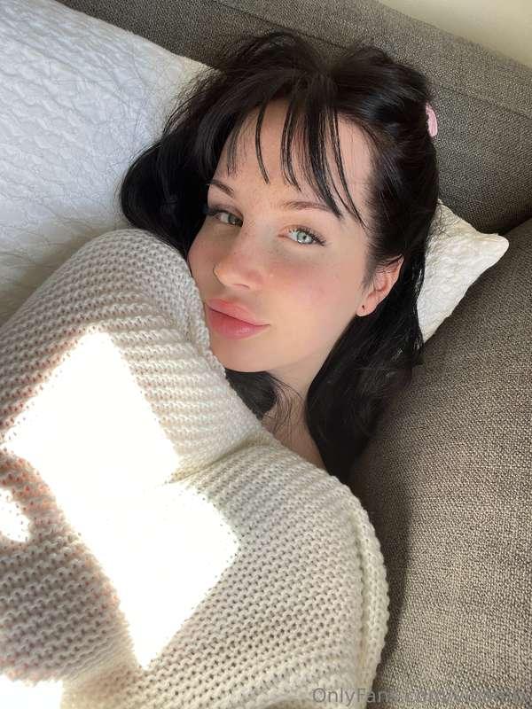 feeling cozy under this blanket 🩵only thing that would make ..