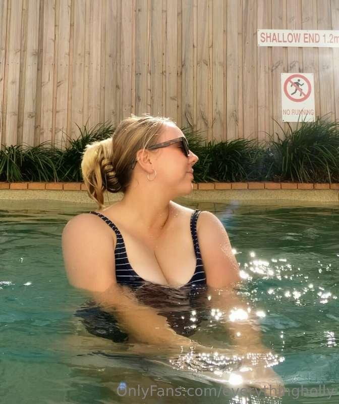 it’s a hot day so i decided to just in the pool 💋💦🤪