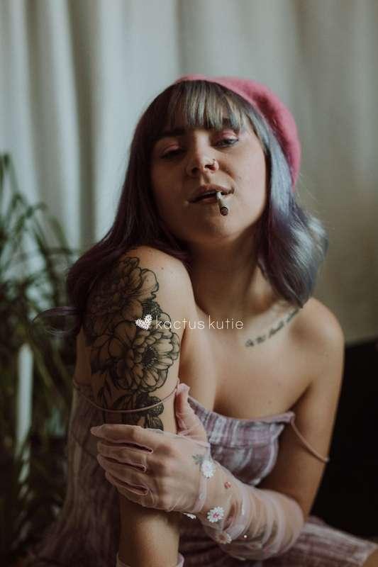 smoking hot ❤️‍🔥

#smoking #420 #joint #smokefetish #altgirl #modeling #tattooedgirl #girlwithtattoos #smallboobs