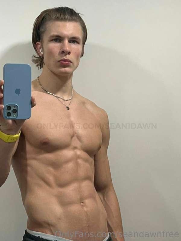 Post gym mirror flick💪🏼 will you lick these abs? 👅