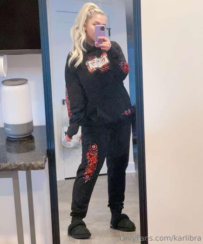 cozy saturday 🖤 repping my besties merch, it’s sooo cozzzzyy..