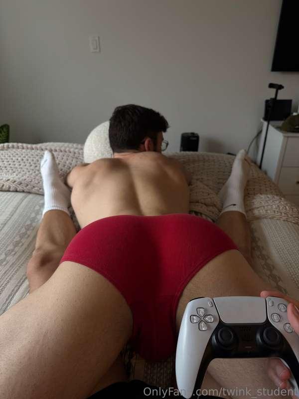 can’t even play… so distracting 😩