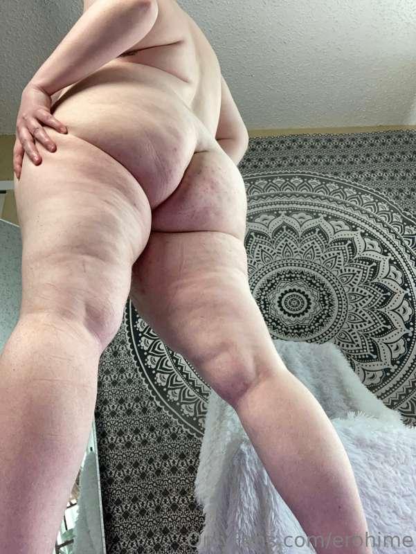 Hey cuties, check your DMs for fresh content 💕
