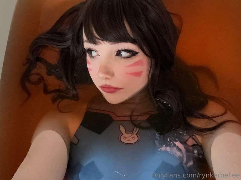 The dva swimsuit stays ON during sex >:( 