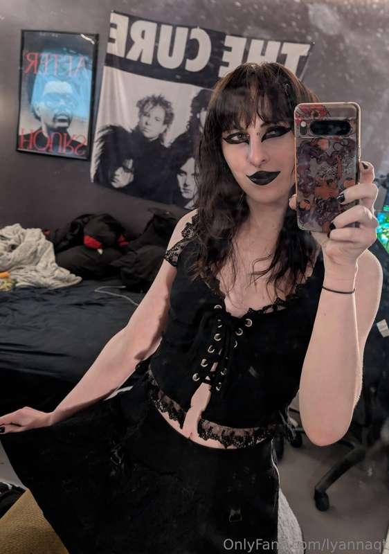 Can someone come squish my boobs and pinch my nipples 🤤
