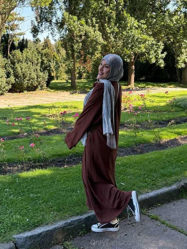 This photo is taken among greenery and flowers, where each p..