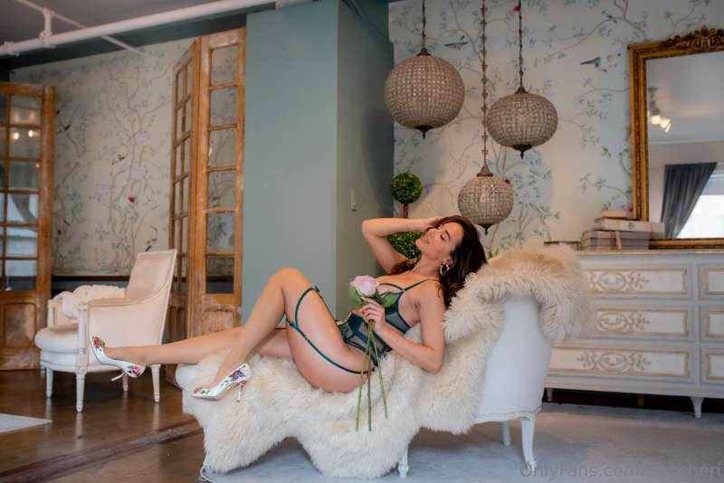 50 Shades of Green 😈 

This lingerie set with garters & stoc..
