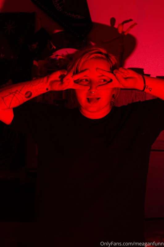Red Light Hoe theme starts NOW