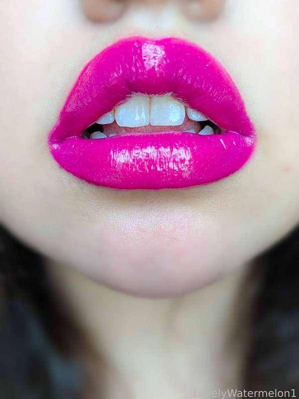 Mmm definitely a pink id absolutely love to make out in... So bright and glossy.... 🤤💕

#FYP #LipstickFetish #Lipstick #Lips #LipGloss #MouthFetish #Mouth #Oral #Tongue #Tease #UpClose #Kisses