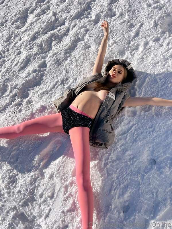 Snow angel pictures ❄️🏔️🎿 1,2 or 3?