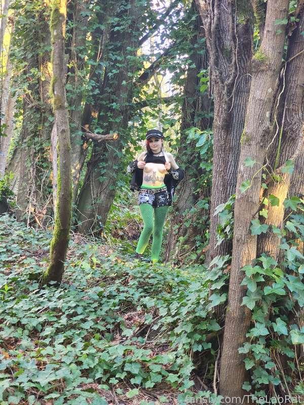 🖤More hiking pics🖤



#FYP #sfw #NSFW #SFW #public #forest #hiking #outdoors #boobs #goth #alt #petite #fishnets #croptop #boots