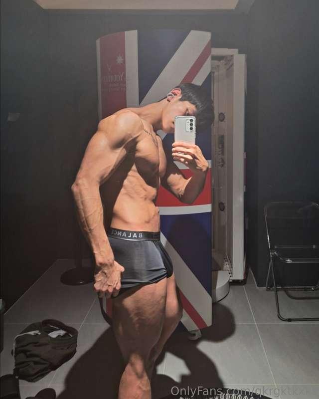 구독자 여러분 불금이네요ㅎㅎ 한주 고생해써~ 저는 내일 촬영이라 태닝하러왔읍니다😊 이렇게 매주 일상을 공유하..