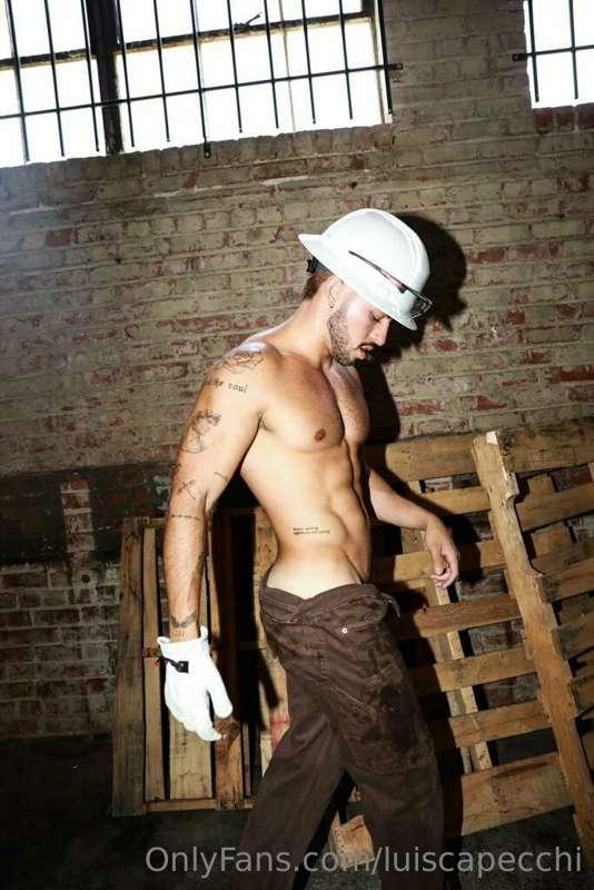 Hot men at work 🔨😈 would you want to hire me? 😏