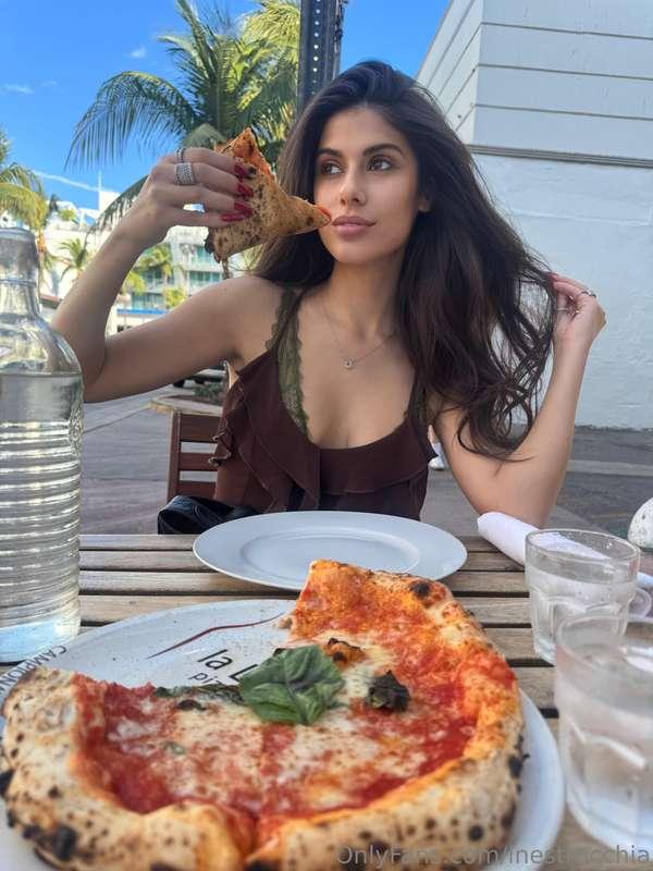 Wanna have a slice babe? 🍕🌶️ a spicy margherita with me 😜😈