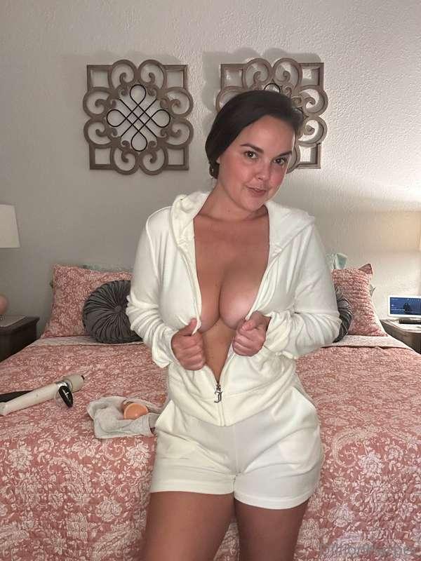 dillionharper main image