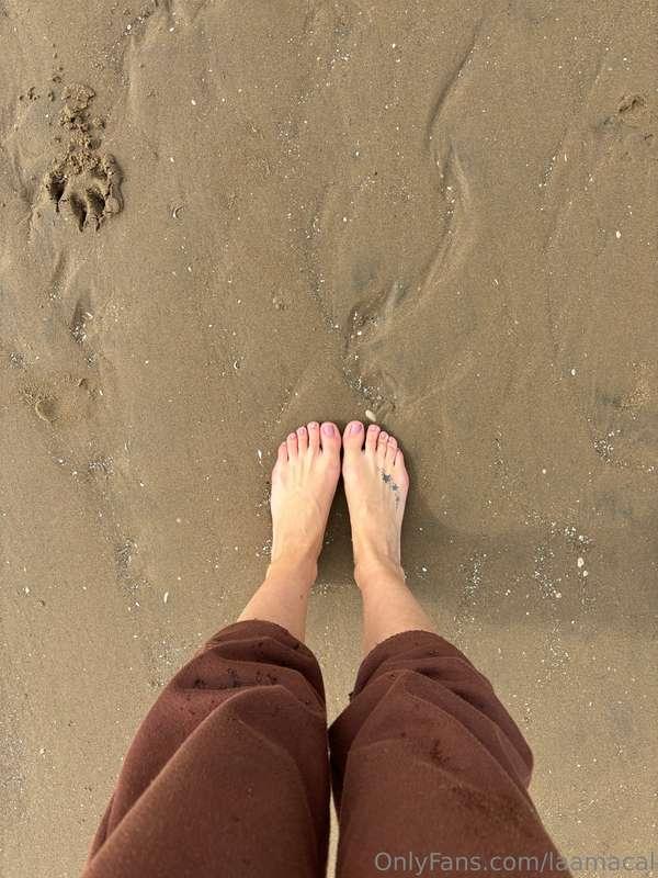 Took my toes to a good old British beach today 😌😅🦶🏽