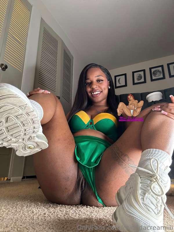 Wouldn’t you want to get blazed and bang this lil cheerleade..