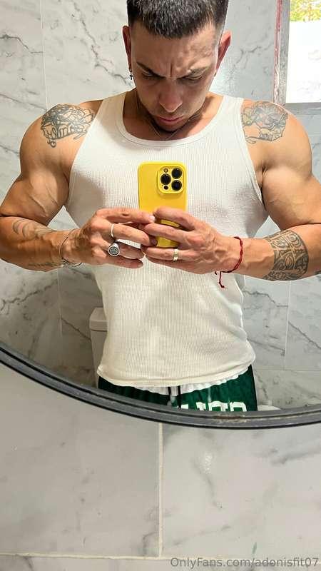 Watch me masturbate in front of the mirror with lots of milk..