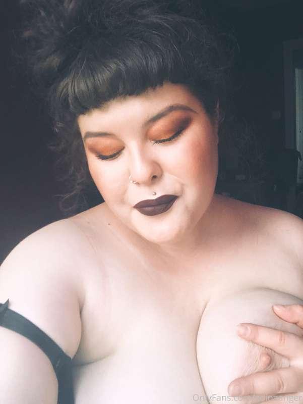 sunset eyes and boobs. always boobs 💕