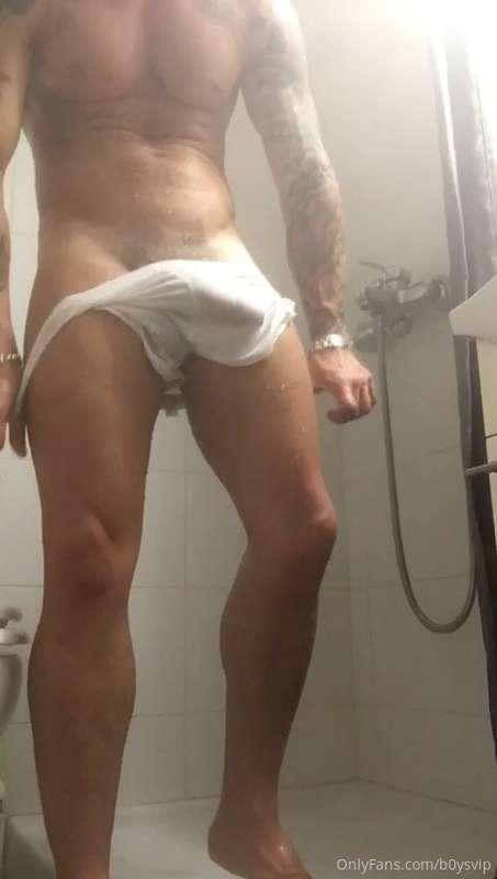 🇬🇧 He gets into the shower and he 𝗴𝗲𝘁𝘀 𝗵𝗼𝗿𝗻𝘆, 𝗷𝗲𝗿𝗸𝘀 𝗼𝗳𝗳 unti..