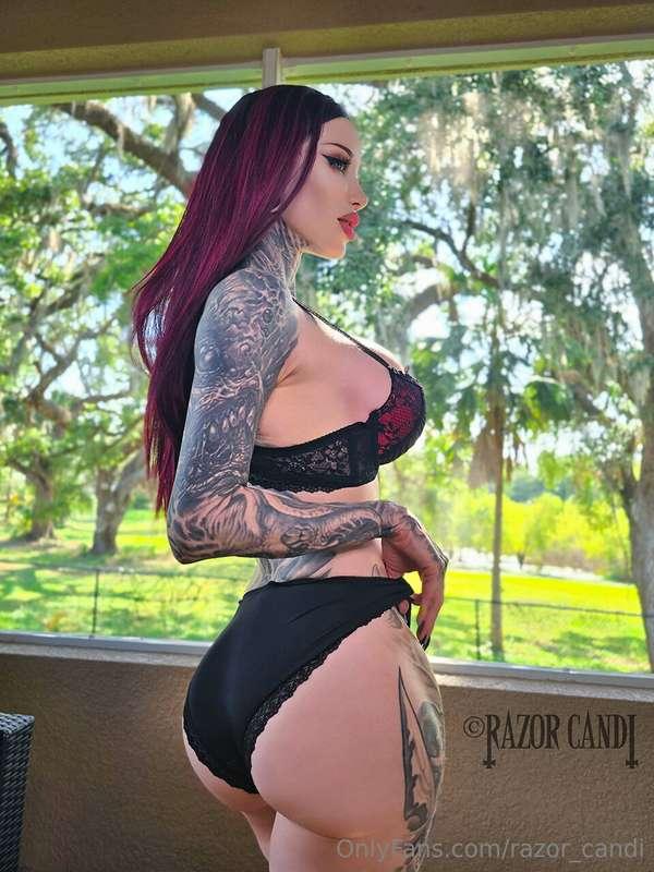 Happy humpday 🍑sub to my VIP onlyfans @razorcandi to see the..