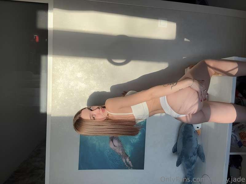 Tiny babe @m.e_alexis At home alone and she’s bored now🔥 She..