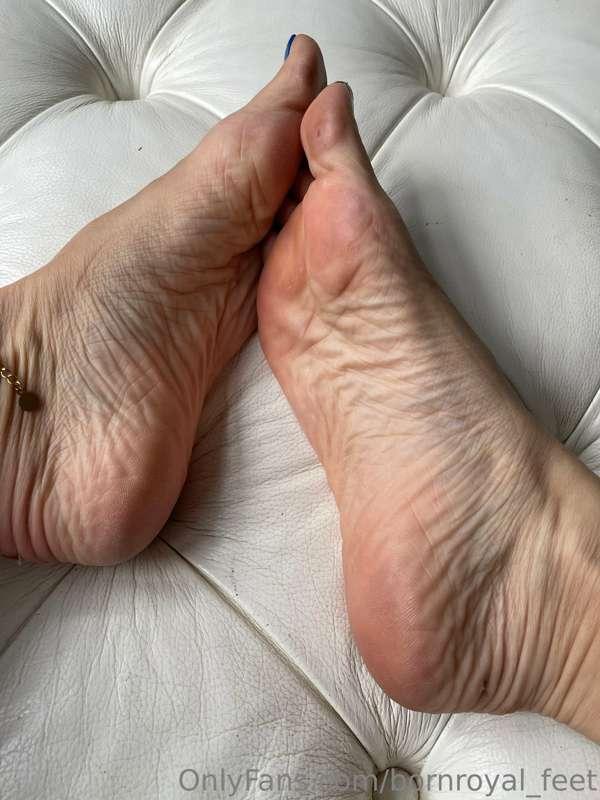 bornroyal_feet image #1