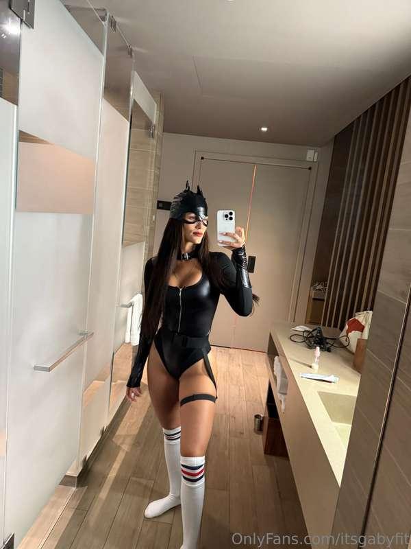Feeling like a naughty kitty this Halloween, come play! 💋