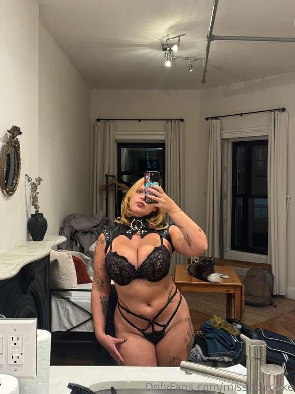 shoot day 😈 making some sexiii fall content for you guys heh..