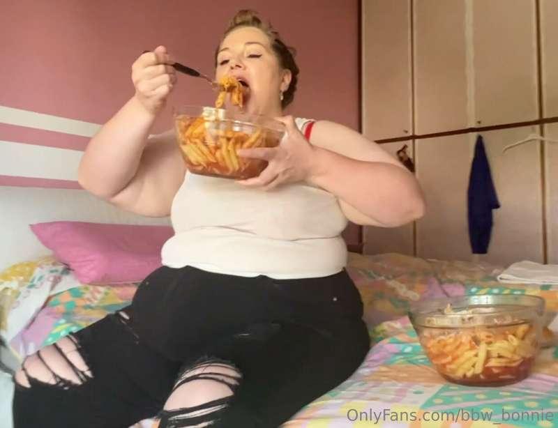 Do you think this FAT pig managed to finish 1KG of pasta & h..