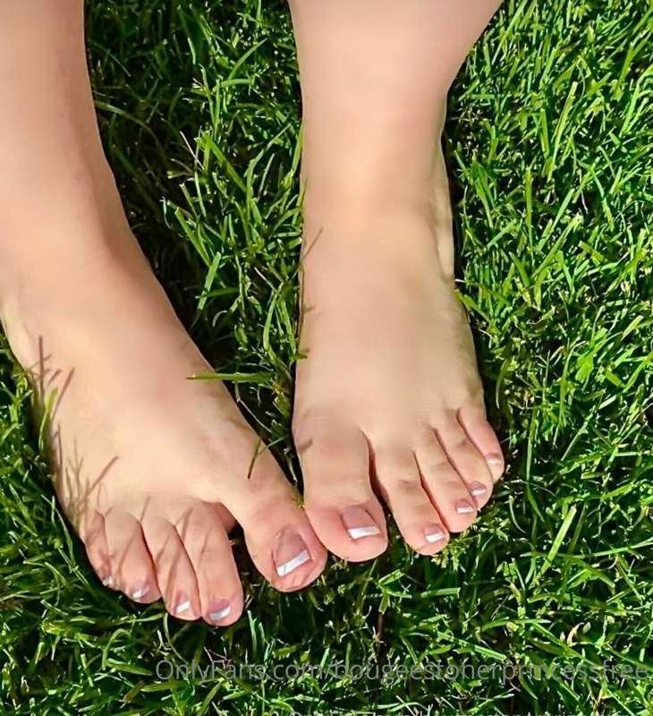 Anyone have a foot 🦶🏼 fetish?💦