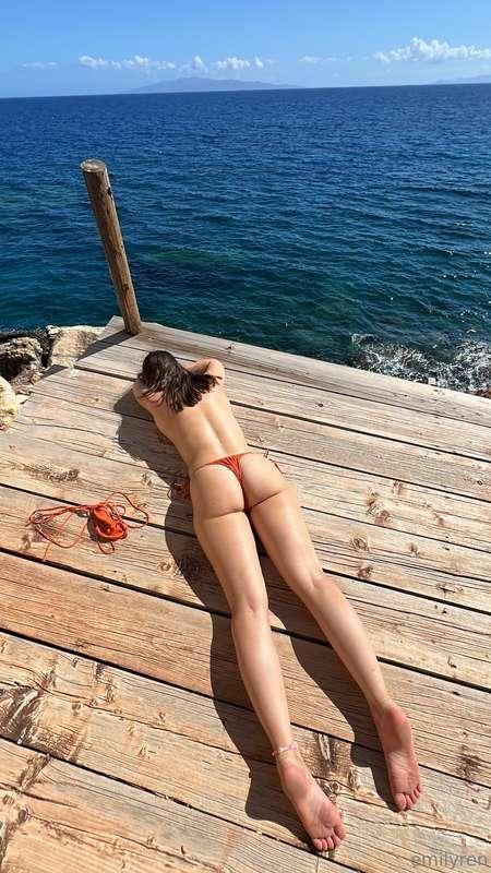 Come and watch him rub lotion on all my hard reach places 👀🐱..