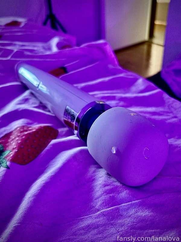 what a great scene... 	(*♡∀♡)
there is so much in this photo	
a lonely drop on the wet vibrator after a hot night ♡( ◡‿◡ )
and the light is so magical and intimate, I am about to get horny again (*/ω＼)

🎤 #teen #young #vibrator #cute #life #lifestyle #gfe 🎤