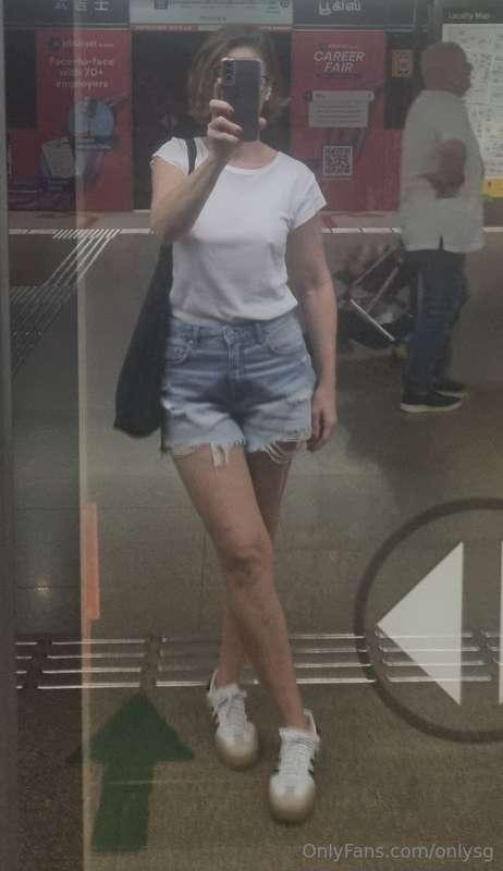 Looking for a ang moh milf in sg? What are you waiting for s..