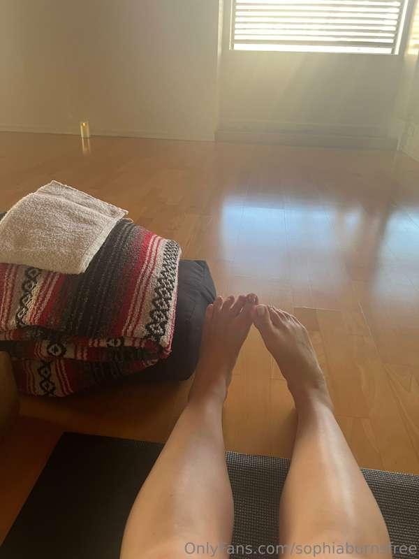 It's foot worship time!