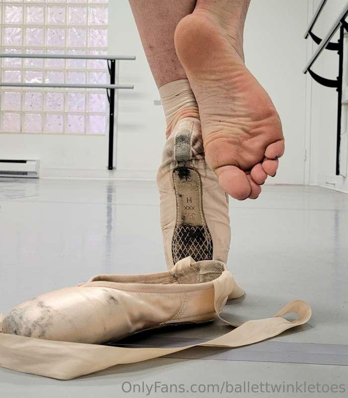 Sweaty feet fresh from my pointe shoes 👣🩰 who wants a sniff?..