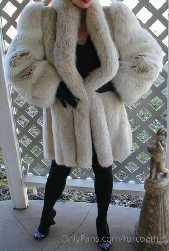 Your fur mommy will see you now… DM me if you need a naughty..