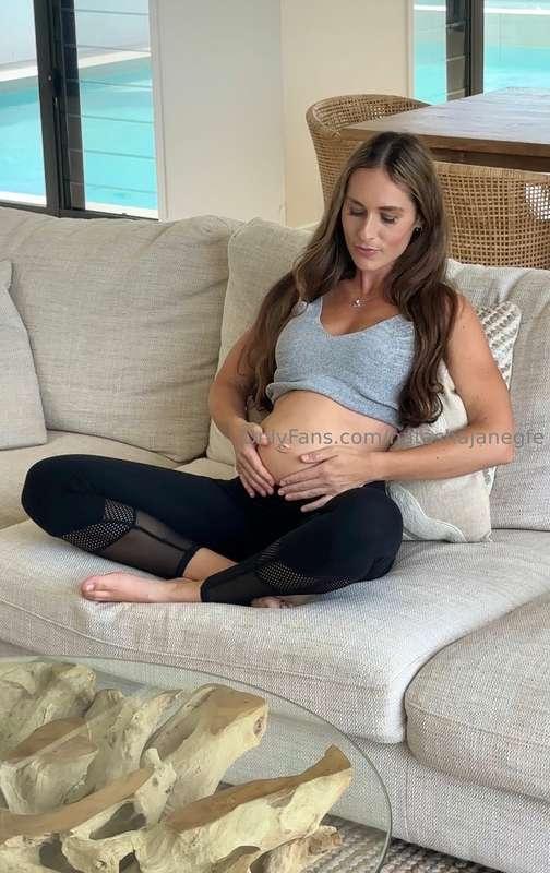 My belly needs worshiping 🤰🏻
