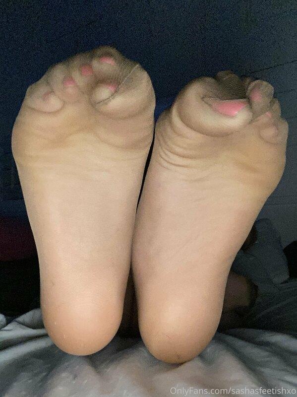 Some nylon scrunching. Who wants more pantyhose?!