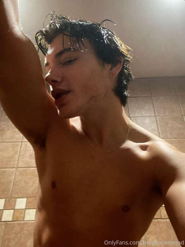 tip to talk is off! who’s horny and wants to chat? ;) don’t ..