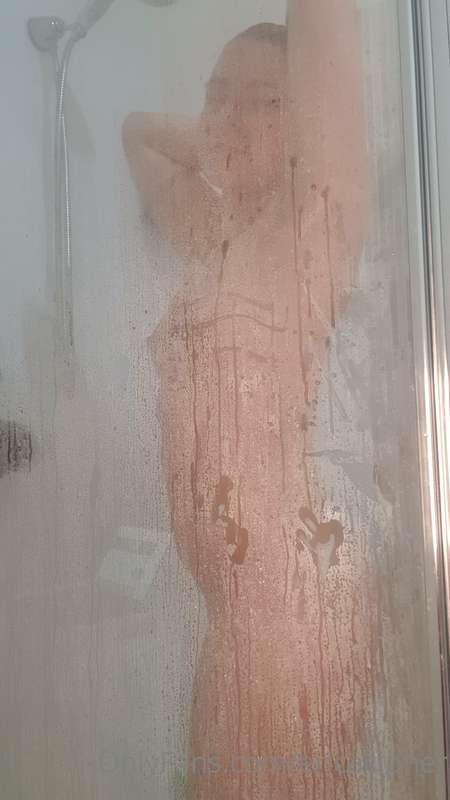 Check your DMs for my sexy shower and dildo video 😈