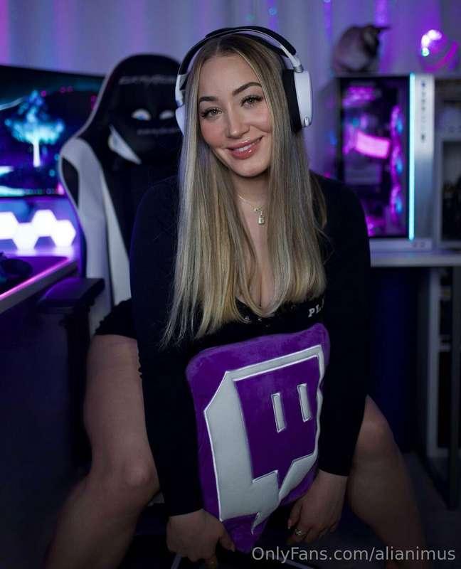 Going 🎬 **LIVE** tn! Probably around 8 or 9 - come hang!!