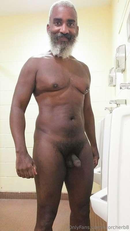 Tummy Thursday!  #beard #musculardaddy #gay #feet #gaycruisi..
