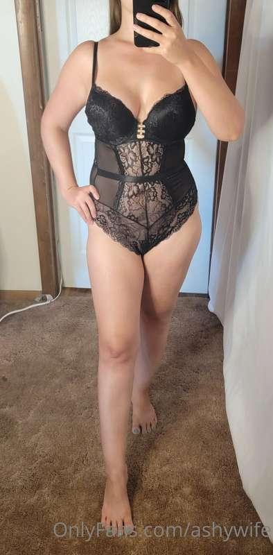 Happy Friday everyone 😊 the weekend is almost here ✌️🍷👙